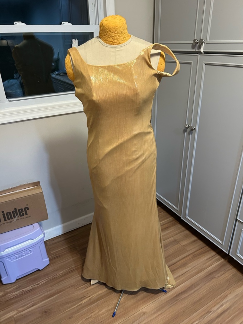 Elegant Gold Evening Gown – Sleeveless Satin-Blend Prom Dress Size 2